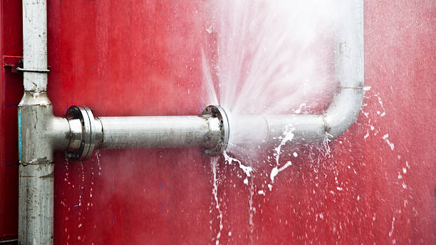 Leaking Pipe High pressure pipe leaking emergency plumbing stock pictures, royalty-free photos & images