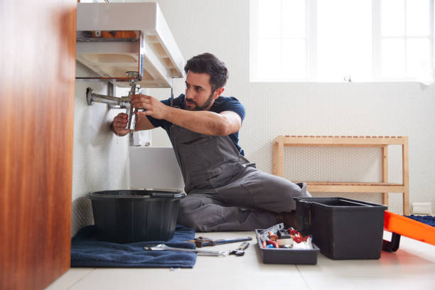 male-plumber-working-to-fix-leaking-sink-in-home-bathroom.jpg (612×408)