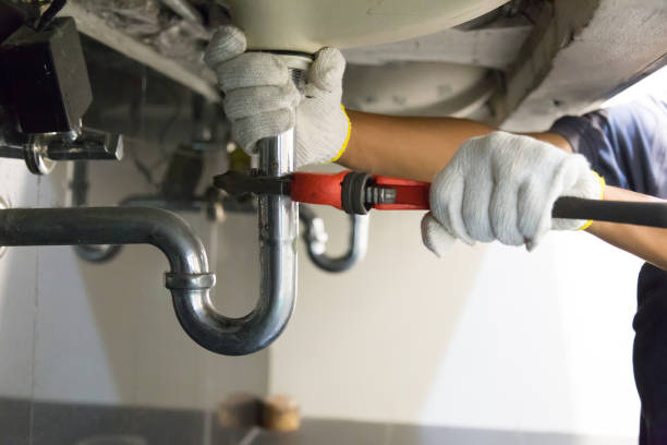plumber-fixing-white-sink-pipe-with-adjustable-wrench.jpg (612×408)
