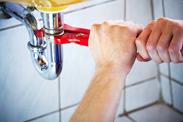 plumber-hands-holding-wrench-and-fixing-a-sink-in-bathroom.jpg (612×408)
