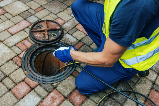 service worker cleaning blocked sewer line with hydro jetting service worker cleaning blocked sewer line with hydro jetting drain cleaning stock pictures, royalty-free photos & images